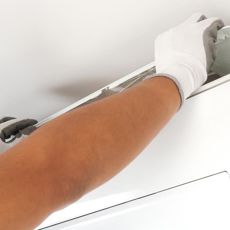 Reinigung der Klimaanlage als Teil der Wartung der Klimaanlage für Frankfurt und Offenbach - Klimaberatung Rolf Nagel GmbH