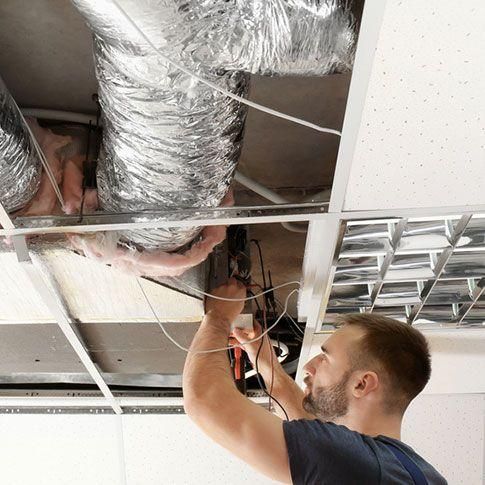 Servicetechniker aus Frankfurt prüfen und reinigen alle Lüftungssysteme